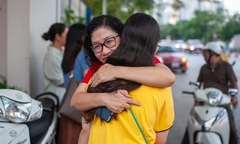 Phụ huynh, học sinh ở Hà Nội  "đếm ngược từng giờ " chờ điểm thi vào lớp 10 THPT 2025