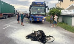 Hiện trường vụ tai nạn giao thông ở Gia Lai, xe máy cháy rụi sau va chạm xe khách, 2 người thiệt mạng
