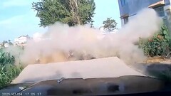 Clip: Mặt đường bất ngờ  "nổ như bom ", ô tô thoát nạn trong gang tấc