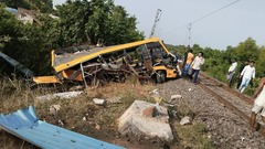 Xe đưa đón học sinh băng qua đường ray bị tàu hỏa đâm trúng, 3 em tử vong thương tâm ở Ấn Độ