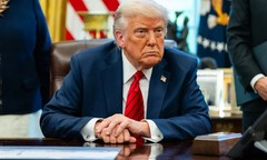 Tổng thống Trump lại  "quay xe ",  trấn an Ukraine giữa lúc  "nước sôi lửa bỏng "