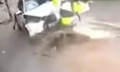 Kinh hãi khoảnh khắc nữ tài xế ô tô tông loạt xe máy ở ngã tư, lao lên vỉa hè khiến 1 người tử vong