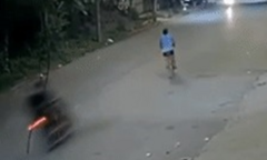 Clip: Camera an ninh ghi cảnh người đi xe đạp rẽ trái  "chí mạng ", khiến 2 người văng ra đường, nằm bất động