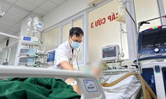  Tiêm giảm đau cổ vai gáy tại một phòng khám tư, người đàn ông liệt tứ chi