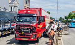 Xe ô tô bị tông đẩy văng lên dải phân cách, 3 người mắc kẹt la hét cầu cứu trên Quốc lộ 1A