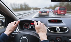Chồng lái xe đi nghỉ mát,  "bỏ quên " vợ suốt 5 tiếng ở trạm xăng mà không biết