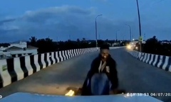 Clip: Xe máy lao như  "tên bắn " vào ô tô, người đàn ông văng lên không trung
