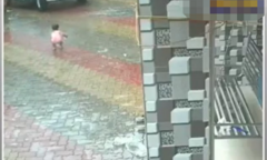 Clip: Thót tim khoảnh khắc bé trai 3 tuổi bị  "cuốn " vào gầm ô tô, bất ngờ ở giây 19