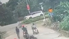 Clip: Chàng trai Hải Phòng phản xạ  "nhanh như chớp ", cứu bé trai 7 tuổi thoát chết trong tích tắc ngay trước mũi tàu hỏa