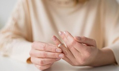 Ép vợ xăm dòng chữ  "Em mãi là người của anh ",  chồng lãnh 5 năm tù