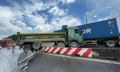 Xe tải và xe ben cùng tông dải phân cách, CSGT  "đội mưa " điều tiết giao thông