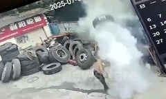 Clip: Thót tim cảnh lốp xe nổ tung, người đàn ông thoát chết khó tin