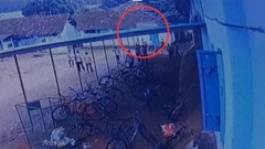 Xót xa: Trèo lên mái nhà để xe để lấy giày, một học sinh bị điện giật tử vong ở Ấn Độ
