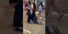 Clip:Phản cảm cảnh nam thanh niên cõng bạn gái  "bò " lê lết trong trung tâm thương mại