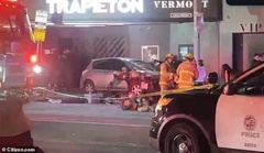 Hiện trường vụ ô tô lao vào đám đông ở Los Angeles, hàng chục người bị thương