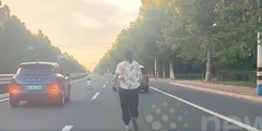 Clip: Cao tốc  "náo loạn " vì cậu bé  "vô tư " đạp xe đồ chơi giữa đường