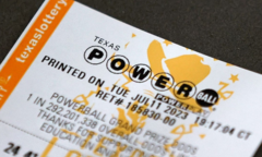 Vô tình mua nhầm vé, người đàn ông trúng cùng lúc hai giải xổ số trị giá hơn 50 tỷ đồng