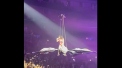 Khoảnh khắc Katy Perry gặp sự cố thót tim khi đang biểu diễn giữa không trung