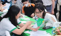 Nhiều trường đại học top TP.HCM đồng loạt hạ điểm sàn xét tuyển, có trường giảm 4 điểm