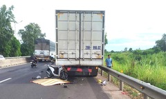Vụ xe máy tông vào đuôi xe tải đỗ cùng chiều, 3 bà cháu tử vong: Nỗi đau xé lòng người ở lại