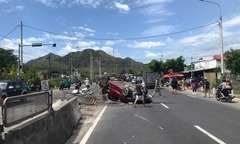 Kịp thời giải cứu 4 người mắc kẹt trong ô tô lật ngửa sau khi nổ lốp, va chạm liên hoàn
