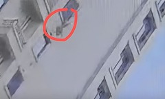 Clip: Rơi từ tầng 18, bé trai 3 tuổi sống sót kỳ diệu