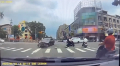 Clip: Thanh niên lao xe máy như  "tên bắn ", găm thẳng vào đầu BMW rồi văng trúng 2 người khác