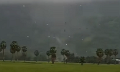 Clip: Xuất hiện lốc xoáy lớn ở An Giang, loạt căn nhà bị tốc mái, các mảnh vỡ bay tứ tung