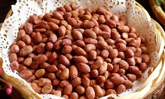 Lý do nhà hàng tặng lạc rang trước khi lên đồ ăn