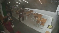 Clip: Kinh hãi mái hiên bất ngờ đổ sập trong cơn bão, nhiều người bị đè trúng