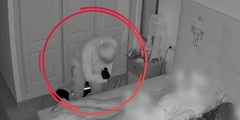 Clip: Phẫn nộ cảnh tên trộm táo tợn đứng trong phòng ngủ, nhìn chằm chằm người phụ nữ đang say giấc nồng
