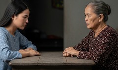 Nhờ mẹ chồng trông giúp cháu dịp hè, bà nói một câu khiến tôi  "sượng trân "