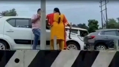 Clip: Cãi vã sau va chạm giao thông, nam tài xế  "toát mồ hôi " vì bị một phụ nữ cầm hung khí đe dọa
