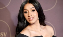 Nữ rapper nổi tiếng từng giành giải Grammy bị kiện vì ném micro vào khán giả