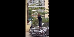 Clip: Nhảy  "đu trend " TikTok trên capo Mercedes, cô gái bị khởi tố