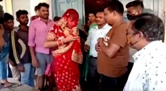 Chàng trai 26 tuổi mặc váy cô dâu đột nhập nhà người yêu cũ để  "nói lời cuối "