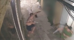 Clip: Người đàn ông nổ súng rồi bỏ chạy khi công an kiểm tra hành chính tại Hà Nội