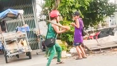 Clip: Phẫn nộ cô ruột đánh đập cháu trai dã man chỉ vì  "vé số ế "