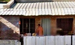 Camera Google Street View vô tình chụp ảnh  "nhạy cảm " của người đàn ông trong sân nhà