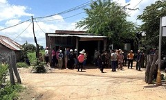 Hiện trường vụ xe máy tông vào quán tạp hóa, 3 mẹ con đi xe máy thương vong 