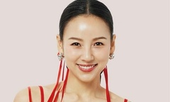 Nữ ca sĩ đẹp “khuynh quốc khuynh thành” bị biến dạng ngón tay vì sự cố hi hữu