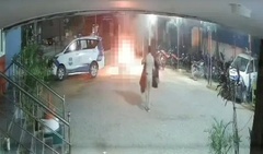 Clip: Bị cảnh sát tịch thu xe, người đàn ông say rượu có hành động gây sốc
