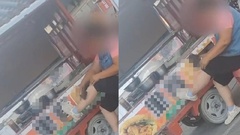 Clip: Người bán hàng rong dùng dao bếp cạo lông chân, rồi thái rau phục vụ khách