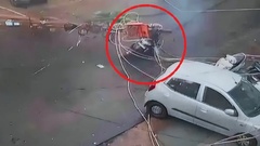 Clip: Rợn người cảnh cột điện đổ sập đè trúng người phụ nữ đi xe máy