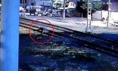 Clip: Thanh niên dũng cảm lao ra trước mũi tàu, cứu người ngã gục trên đường ray