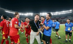 HLV Kim Sang-sik gặp sự cố  "khó đỡ " khi ăn mừng chức vô địch cùng U23 Việt Nam