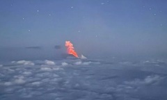 Clip: Khoảnh khắc núi lửa cao hơn 4.700 mét phun trào ngay sau trận động đất 8,8 độ Richter ở Nga