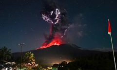 Cận cảnh núi lửa phun trào tại Indonesia, cột tro bụi cao tới 10km  kèm theo tia sét như phim viễn tưởng