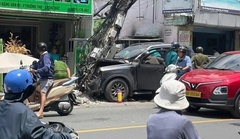 Vụ xe bán tải húc gãy cột điện, 2 người thương vong ở TP.HCM: Nhân chứng kể giây phút kinh hoàng