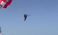 Clip: Chơi dù lượn trên biển, nữ du khách Anh 52 tuổi bị nam thanh niên 20 tuổi tấn công tình dục ở độ cao 30 mét